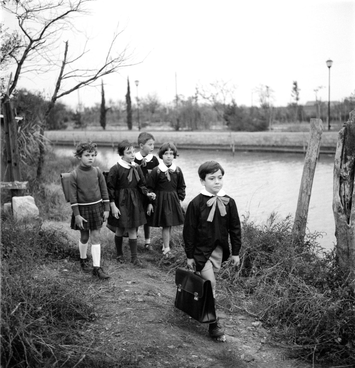 Vegyes iskola Velencében, a diákok blúzt viselnek. Az osztályok kilépése (school busissonniere). 1950-es évek alkotó: Unbekannt