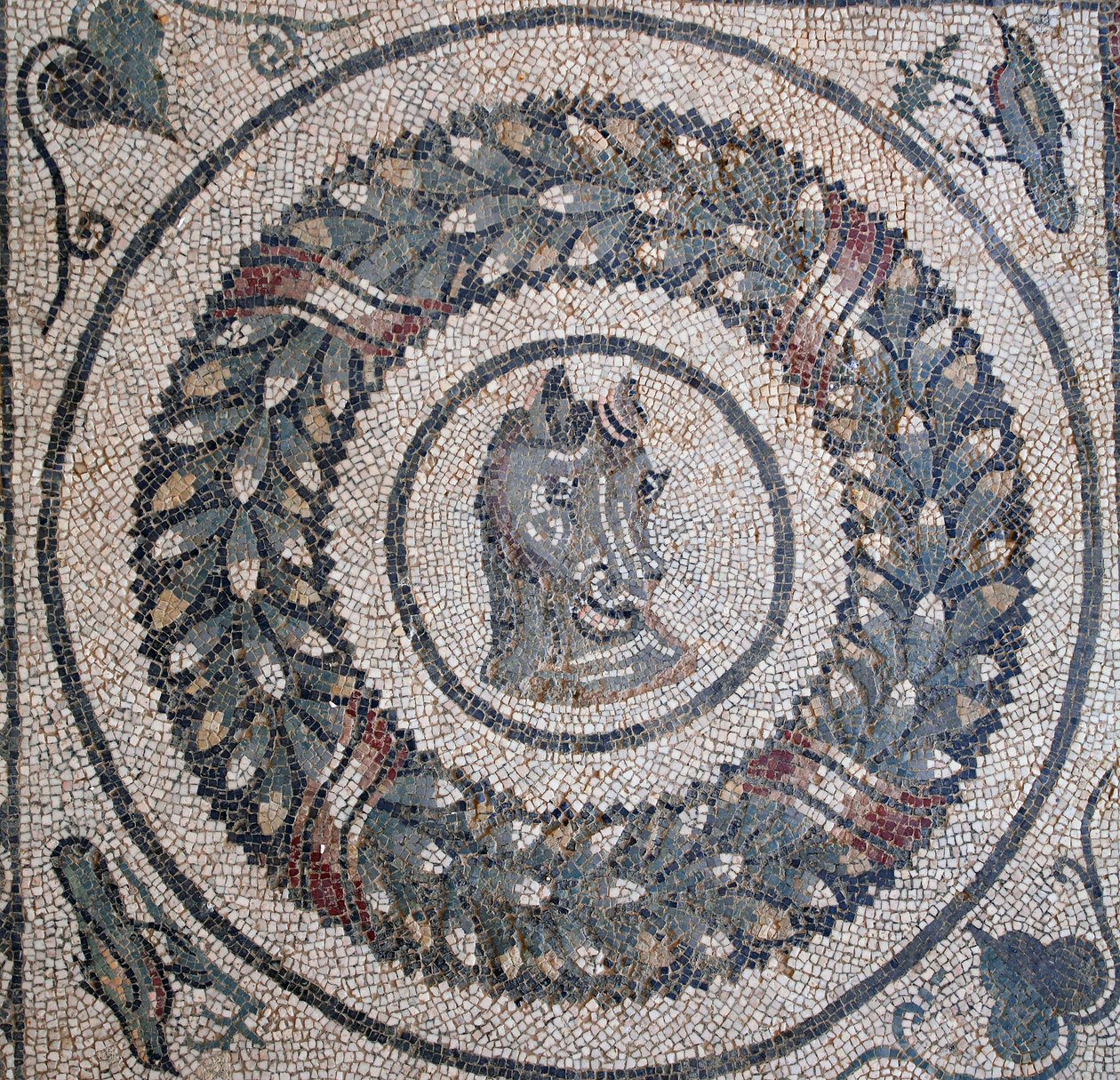 A peristyle mozaikja. A ló fejét ábrázoló részlet. 3. - 4. század. Casale római villa, Szicília. UNESCO helyszín. alkotó: William M. Timlin
