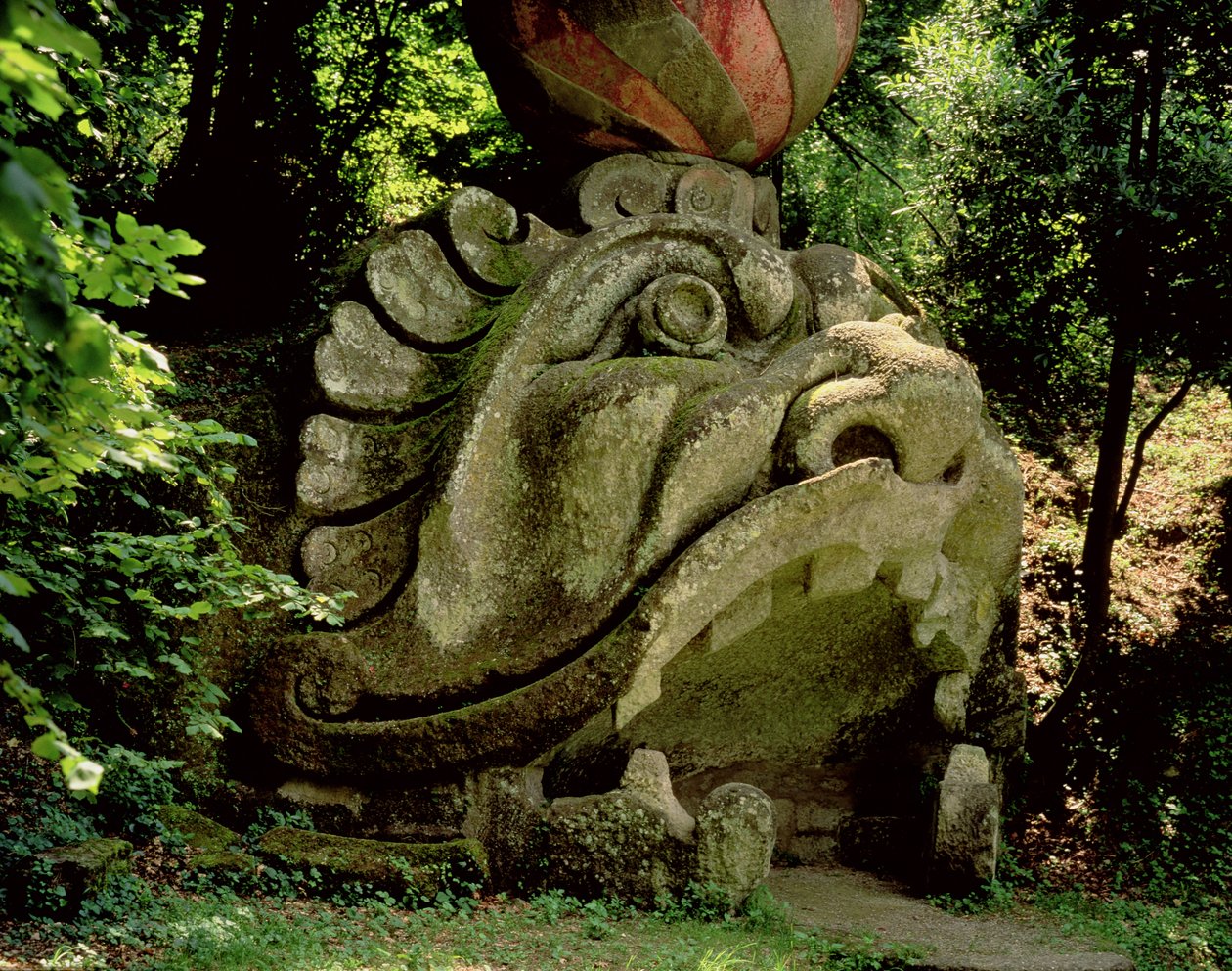 Fantasztikus barlang szája szörnyfej formájában, a Parco dei Mostri (Szörnypark) kertjétől, amelyet Orsini hercege épített 1550-63 között, Giacomo Barozzi da Vignola (kő) terveiig (fotó) alkotó: Unbekannt