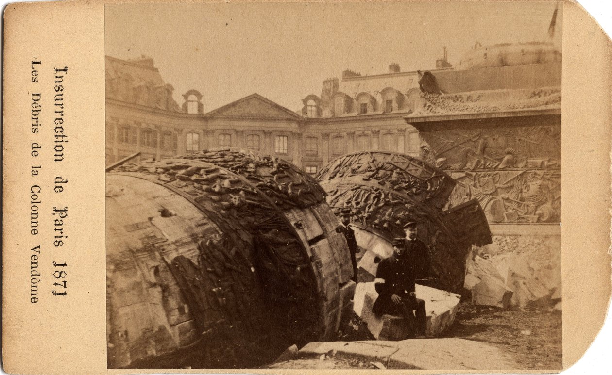 Párizs városa (1871): két kommunárius pózol a párizsi Place Vendome ledőlt oszlopának törmeléke mellett. Névtelen fotózás. Homályos. 10,5x6,4 cm alkotó: Unbekannt
