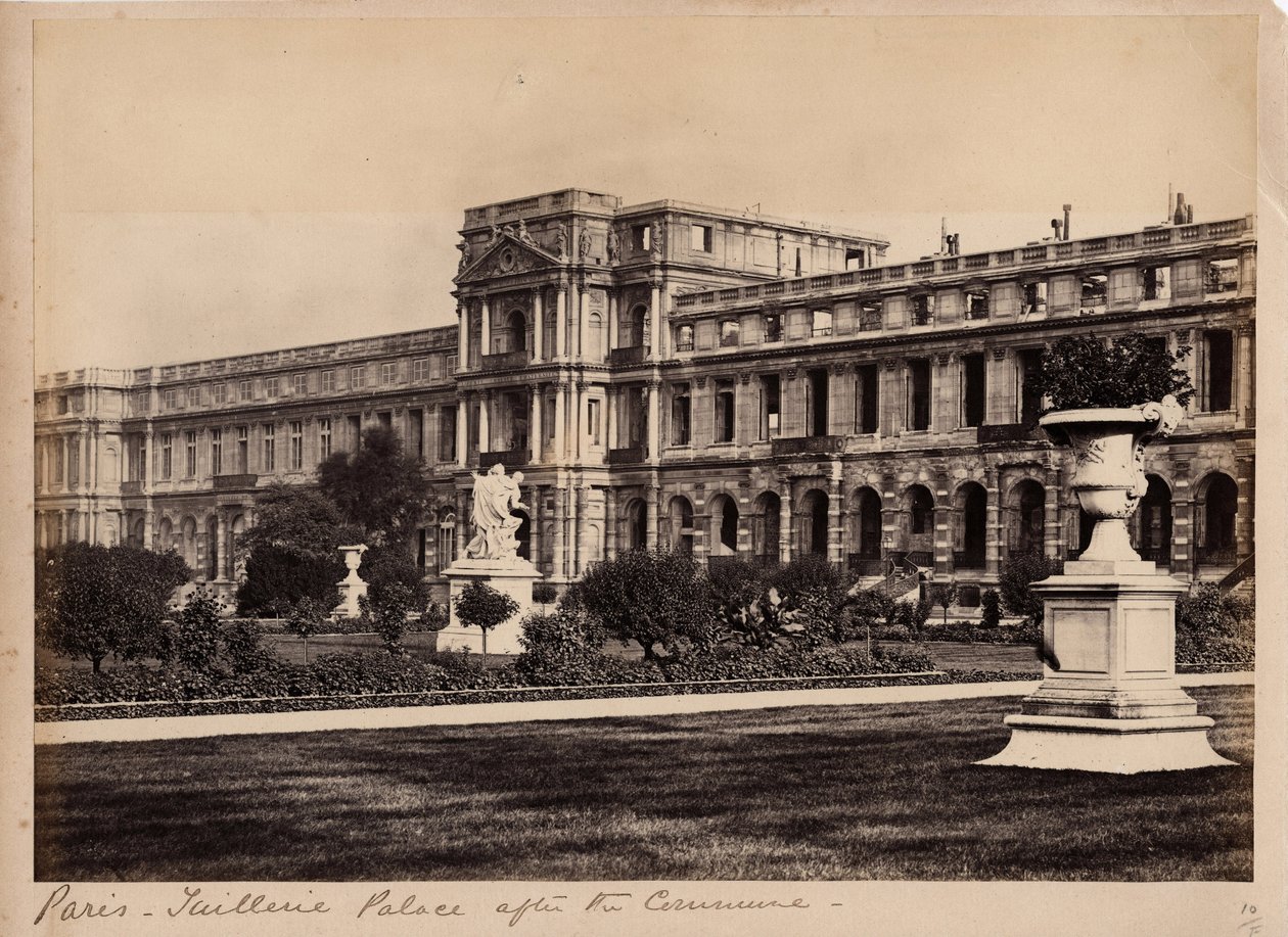 Párizs városa (1871): a párizsi Palais des Tuileries képe 1871 májusa körül. Névtelen fényképezés. Nyomtatás kartonra, Dim. 29x20 cm alkotó: Unbekannt