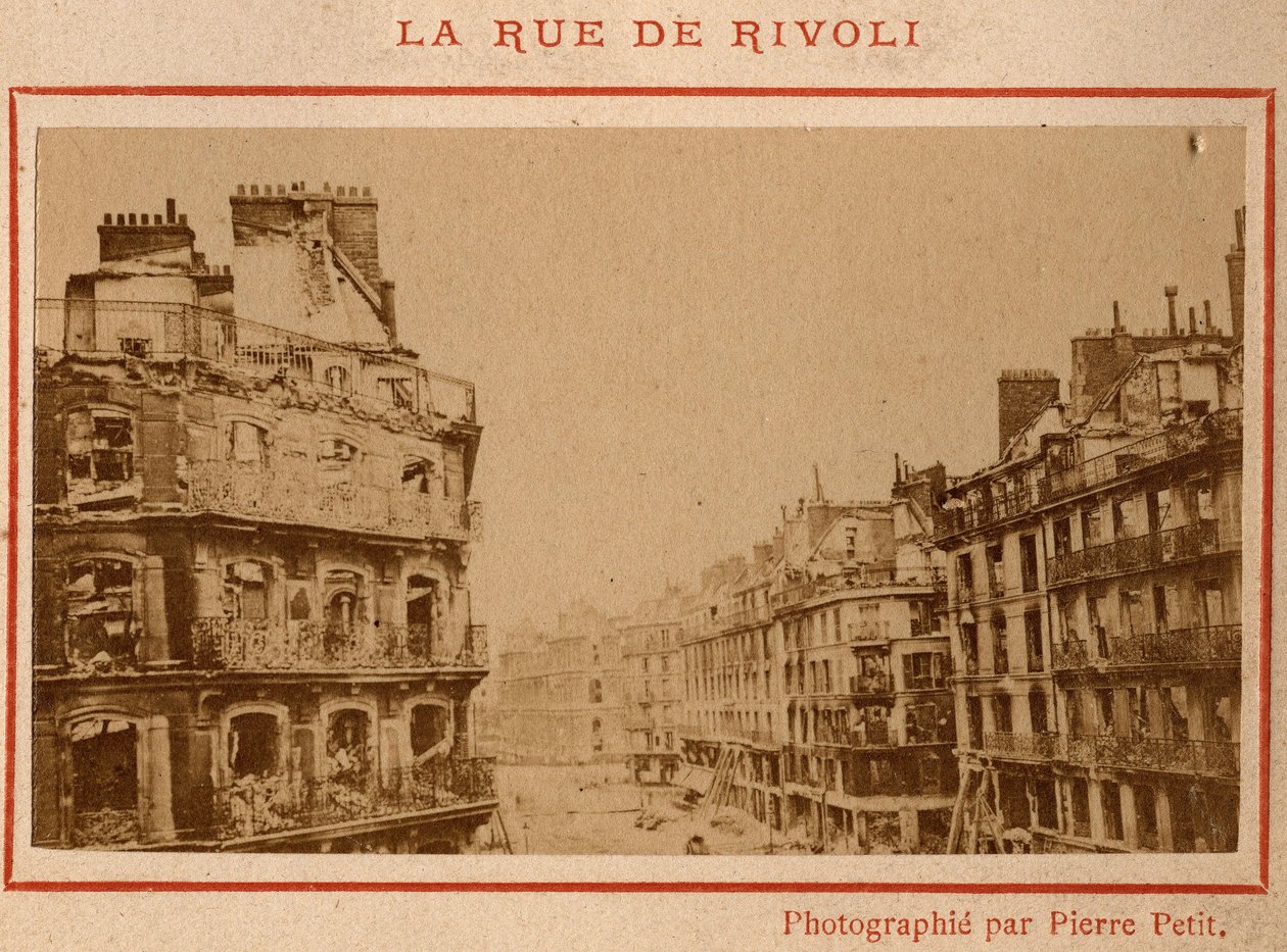 Párizs városa (1871): a párizsi Rue de Rivoli tűzoltó épületeinek képe 1871 májusában. Pierre Pepetit fényképe. Nyomtatás kartonra, Dim. 9x5,4 cm alkotó: Unbekannt