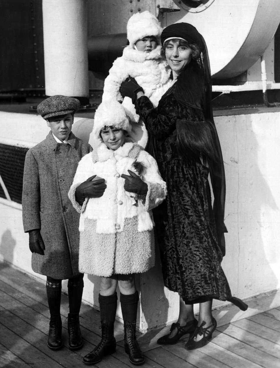 New York City (USA), 1923. december: Fényképek az SS Paris-ról, Mrs. Guinevere Sinclair Gouldról (George J. Gould I. pénzember özvegye) és három gyermekéről (George J. Gould Jr, Jane S. Gould és Guinevere S. Gould) Európába való beszállásuk során. Guineve  alkotó: Unbekannt