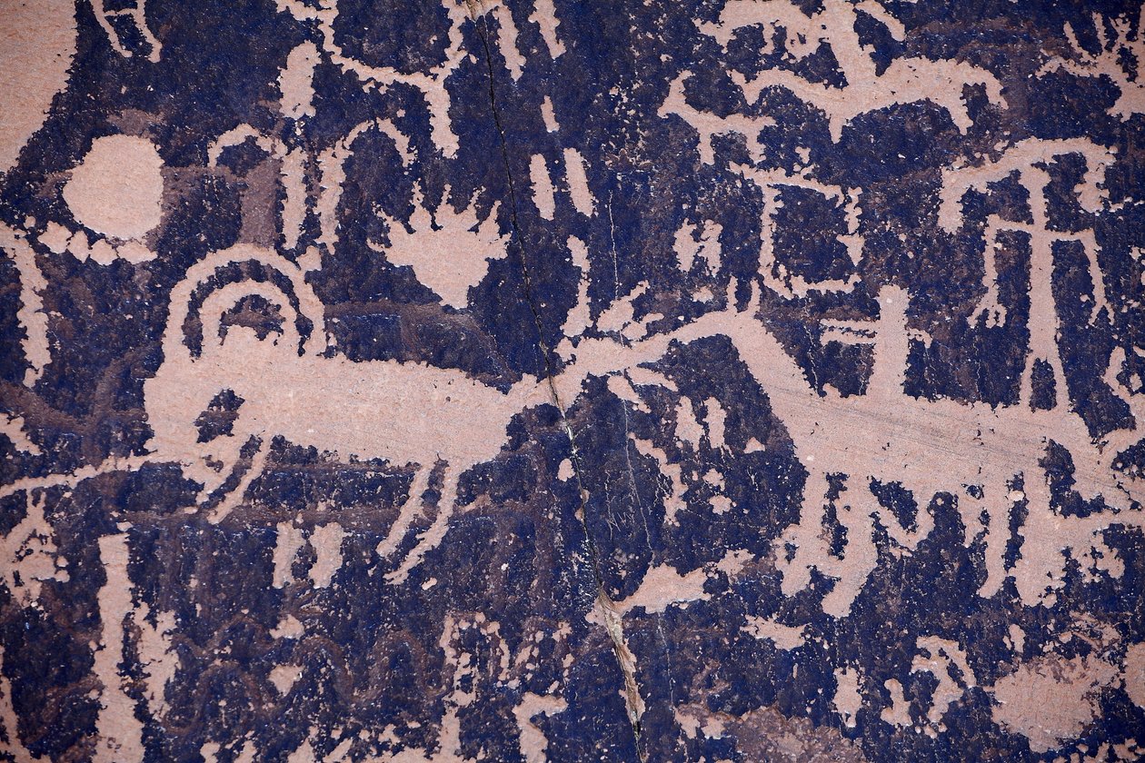 Paper Rock hírek. A navahó törzsek és Utah észak-amerikai indián petroglyfái. Körülbelül 2000 éven át tartó időszak a 14. századig. alkotó: William M. Timlin