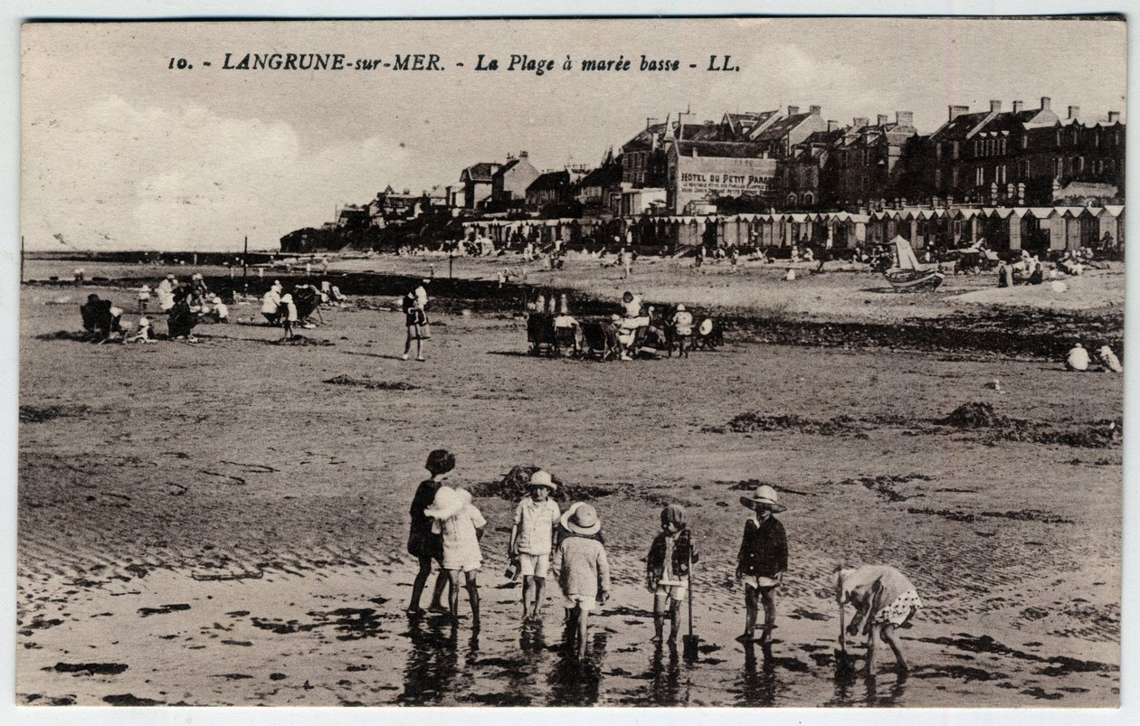Normandia, Calvados (14), Langrune sur Mer (Langrune-sur-Mer): egy csapat gyerekek játszanak a tengerparton a mareee low-nál Képeslap 19. század vége – 20. század eleje alkotó: William M. Timlin