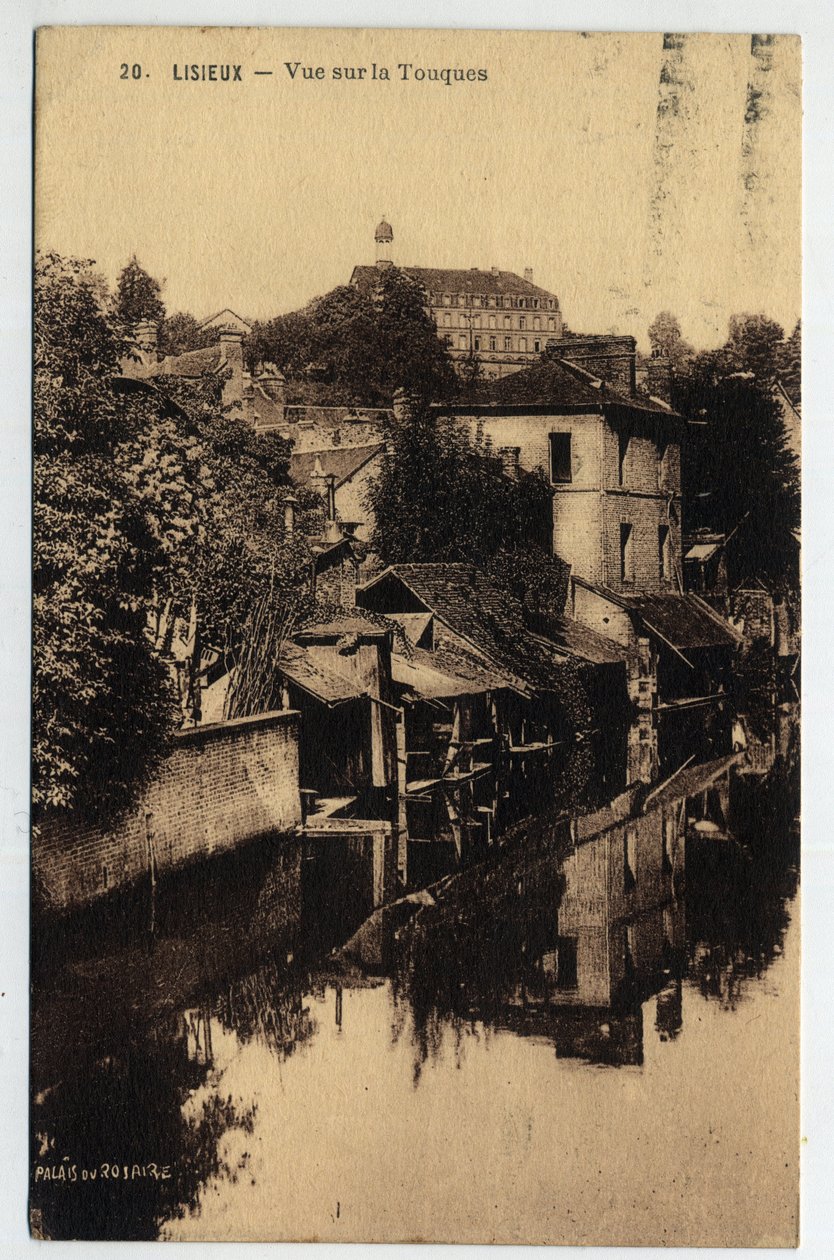 Normandia, Calvados (14), Lisieux: házak a Touques szélén – 1934-es képeslap alkotó: William M. Timlin