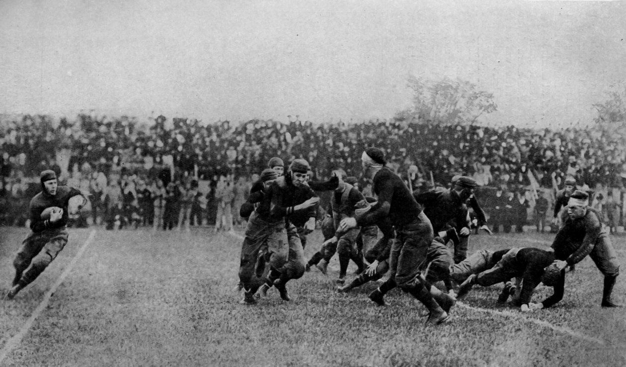 Észak Amerika. Középpályás játék egy amerikai futball-mérkőzésen. 1920 alkotó: Unbekannt