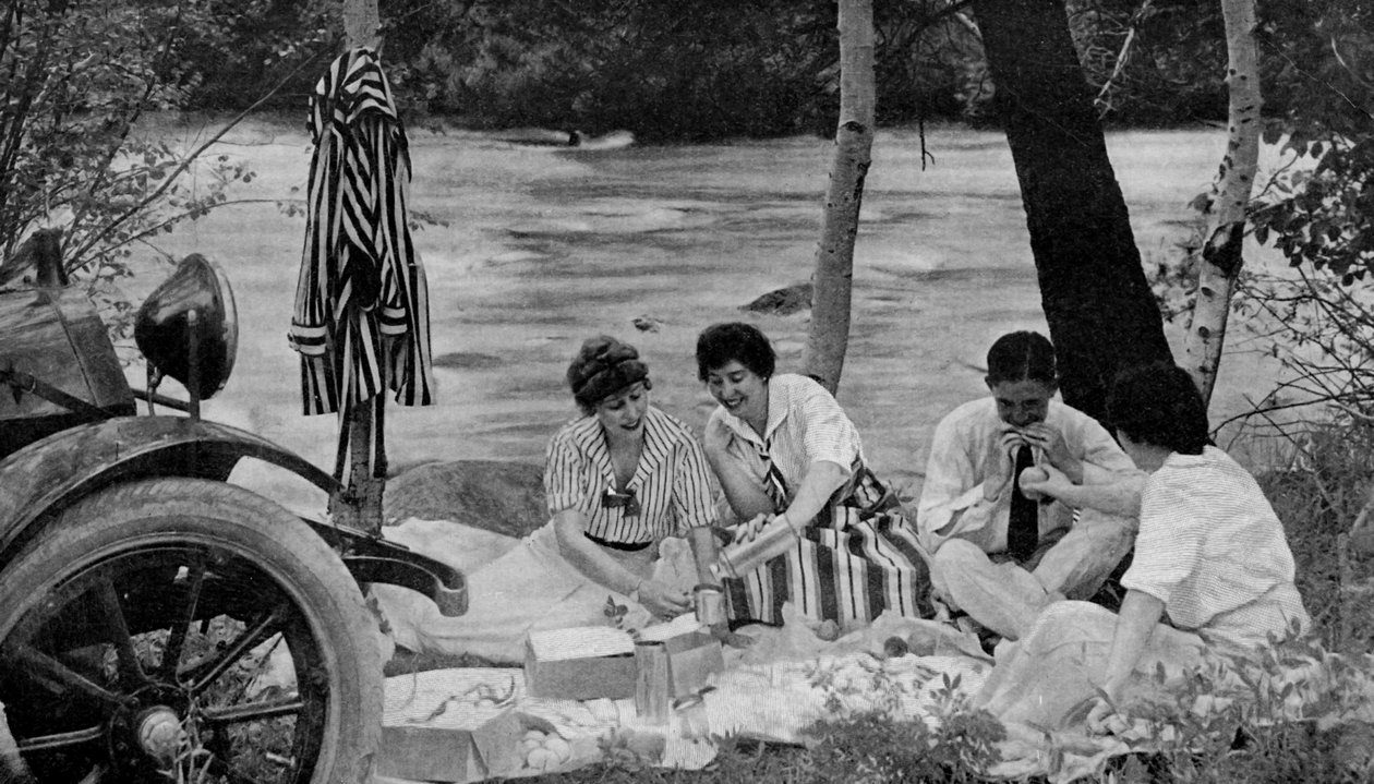 Észak Amerika. A piknikparti megtámadja az ebédkosarat egy motoros kirándulás során az Ozark-hegységbe. 1920 alkotó: Unbekannt