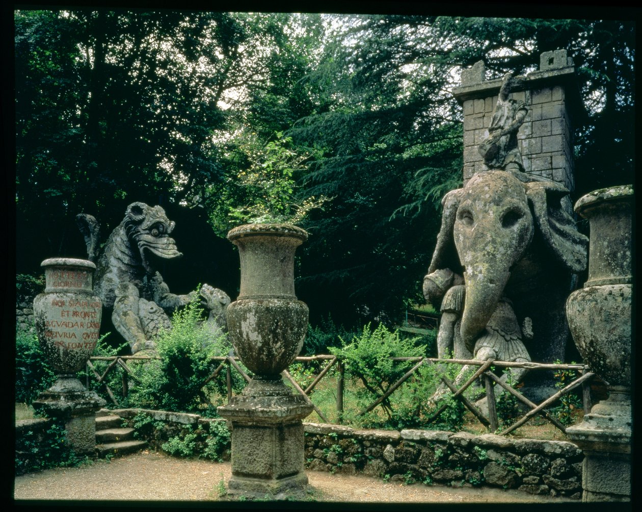 Hannibál egyik elefántja és egy oroszlánnal harcoló sárkány, a Parco dei Mostri (Szörnypark) kertjének szobrai, amelyeket Orsini hercege 1550-63 között épített ki, Giacomo Barozzi da Vignola (1507-73) tervei alapján (kő) (fotó) (a részleteket lásd a 6 alkotó: Unbekannt
