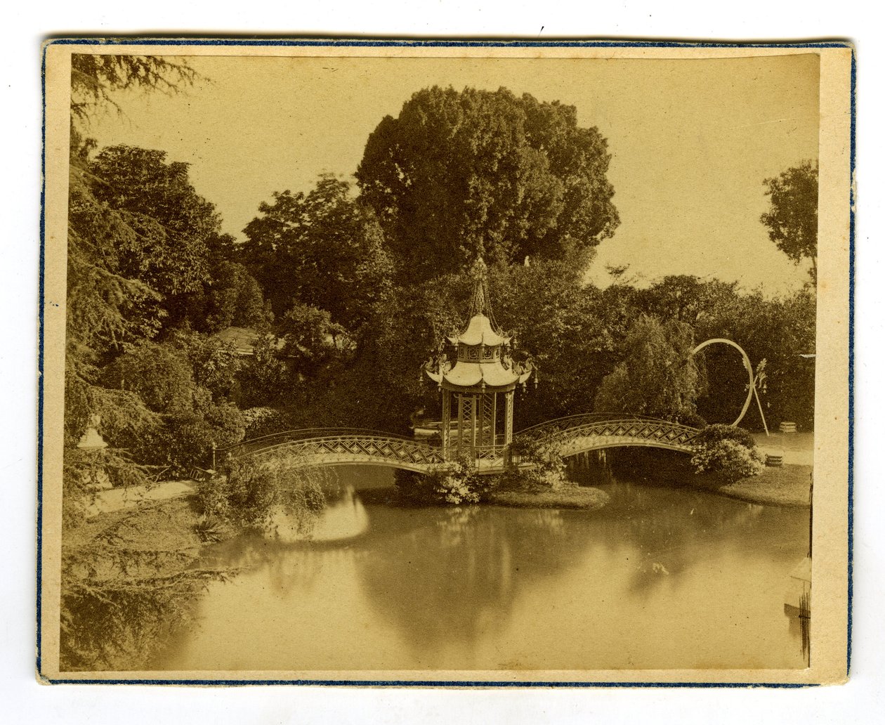 Orleans, Loiret (45), Centre, Franciaország, Pavilon és kínai híd egy orleans-i parkban alkotó: Unbekannter Künstler