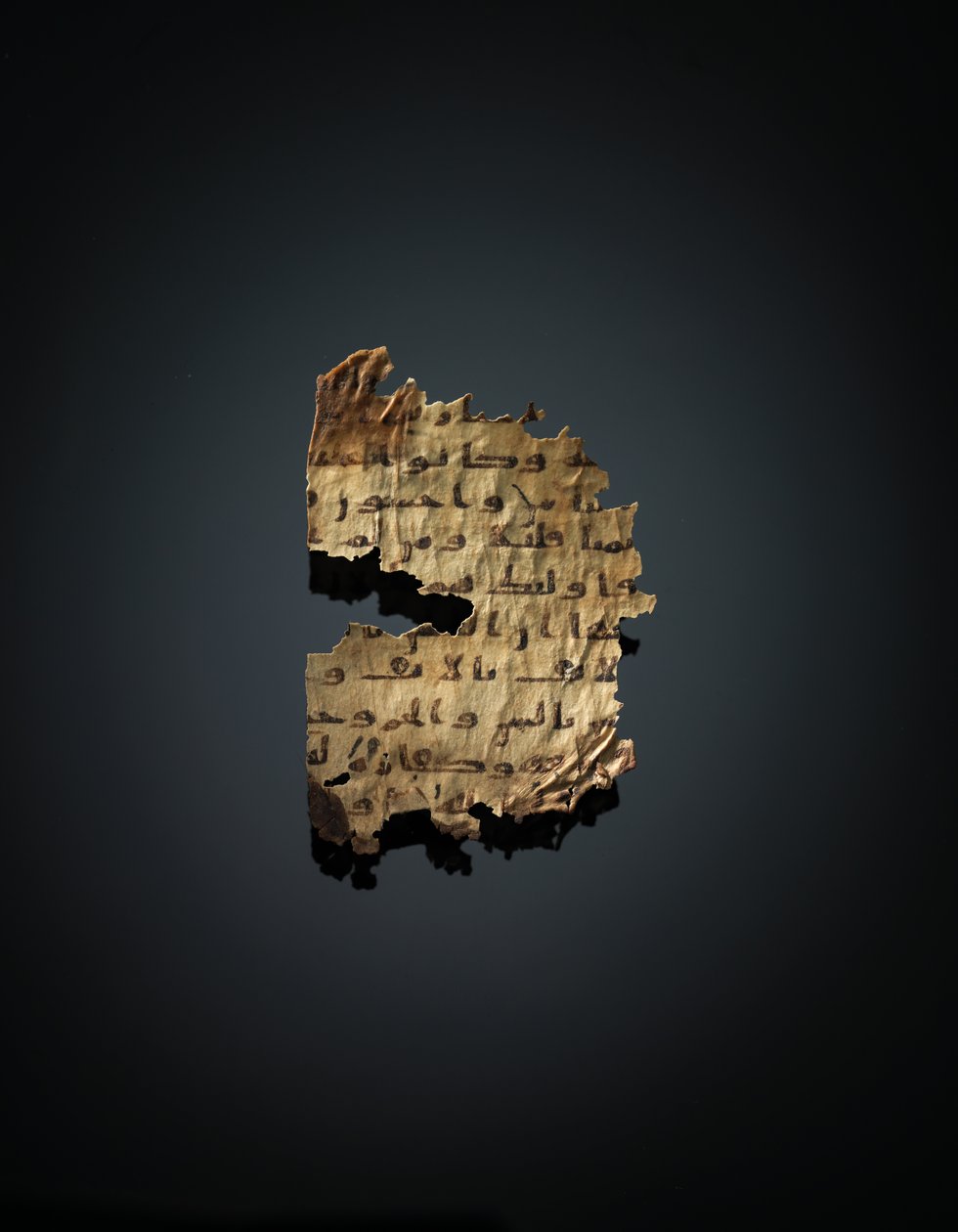 Oldal egy fel nem írt Korán-palimpszesztből, amelyet egy korábbi kopt Bibliára másoltak, valószínűleg Egyiptomban, 8. század körül (tinta pergamen) alkotó: Unbekannt