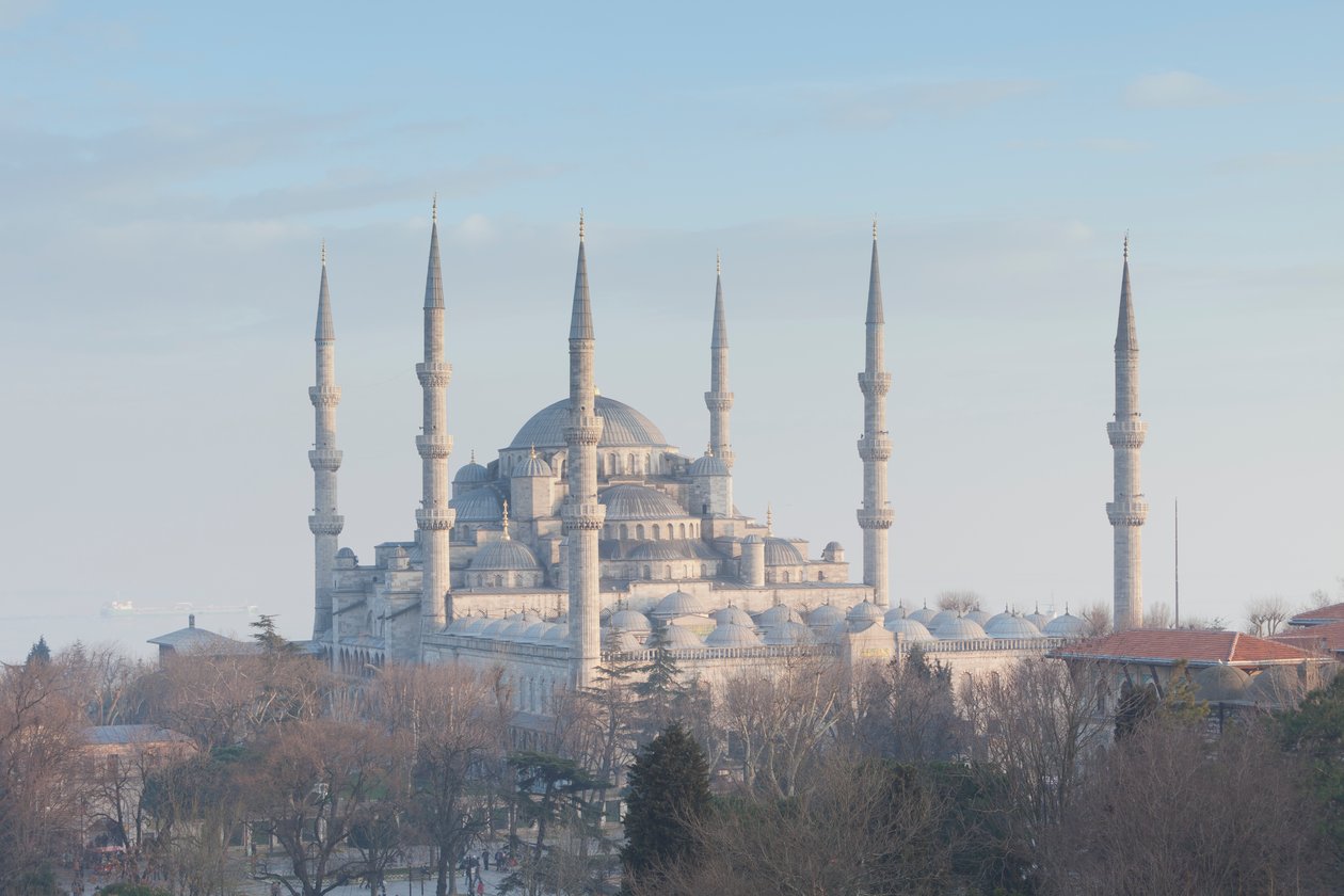 Panorámás kilátás a kék mecsetre röviddel naplemente előtt, Isztambul, Törökország (fotó) alkotó: Unbekannter Künstler