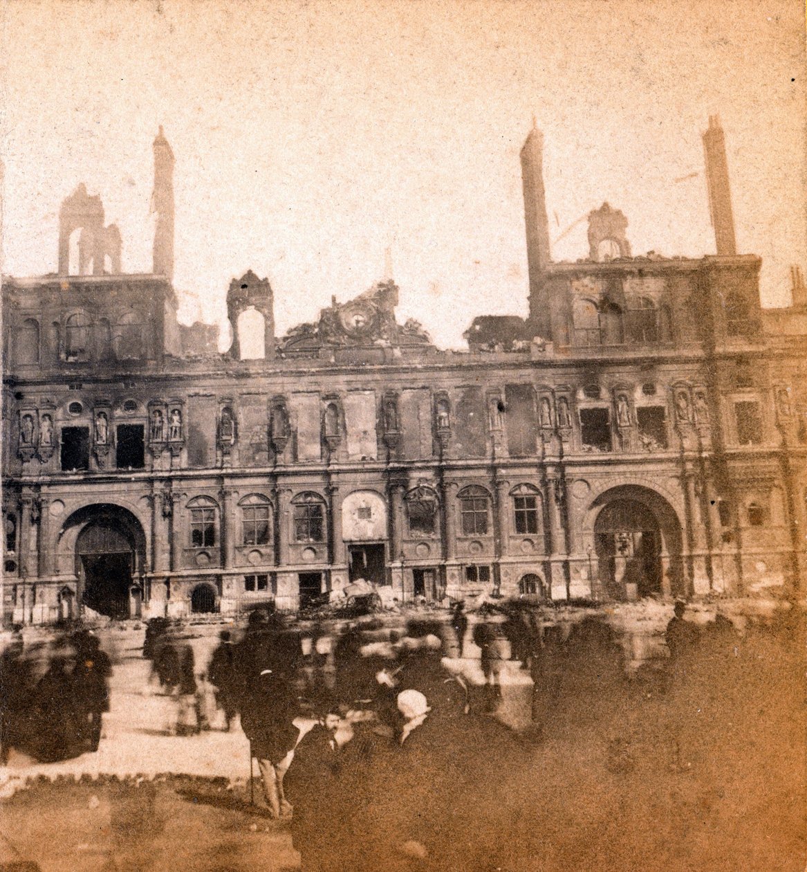 Paris Commune (1871): a Hotel de Ville képe az 1871. májusi tűzvész után. Névtelen fényképezés. Nyomtatás kartonra Dim. 8,5x8 cm alkotó: Unbekannt