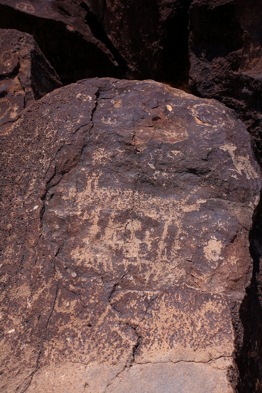 Állatokat és karaktereket ábrázoló petroglyfák – Petroglif Nemzeti Emlékmű – Albuquerque, Új-Mexikó, USA (USA) alkotó: William M. Timlin