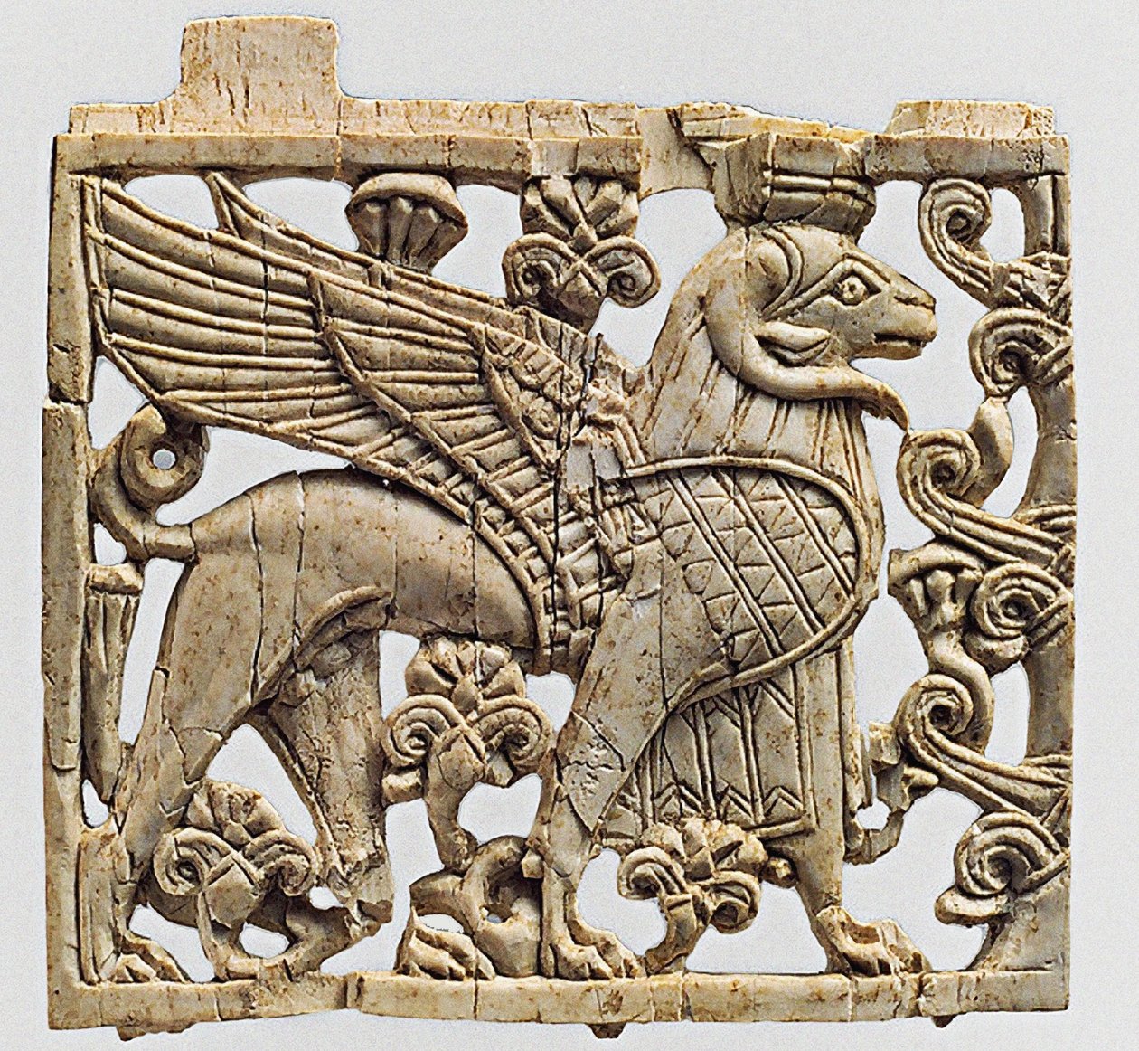 Szfinx fejű kost ábrázoló emléktábla, Nimrud, Mezopotámia, Kr.e. 9-8. alkotó: Unbekannt