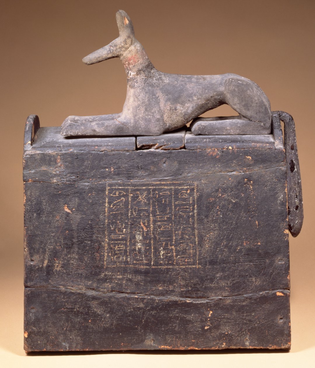 Plyon alakú shabti-doboz felirattal és a fedelén Anubisz mint sakál (későbbi keltezésű) szobra, egyiptomi, Thébából, a 22. dinasztia elején, ie 900 körül (feketére festett fa) alkotó: Unbekannt