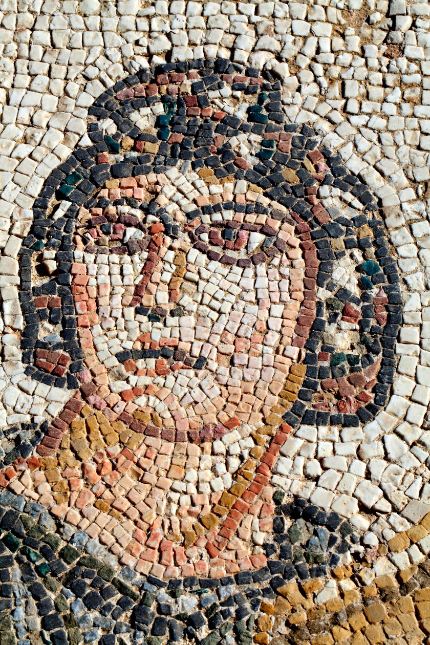 Ambrosia portréja - Az istenek táplálékának és halhatatlanságának jelképe - Részlet az Akhilleusz első fürdőjét ábrázoló panelről - Paphos mozaikok, Thészeusz villája, Kr.u. 5. század - Ciprus - Ambrosia portréja, az istenek és a halhatatlan eledel szimból alkotó: Unbekannt