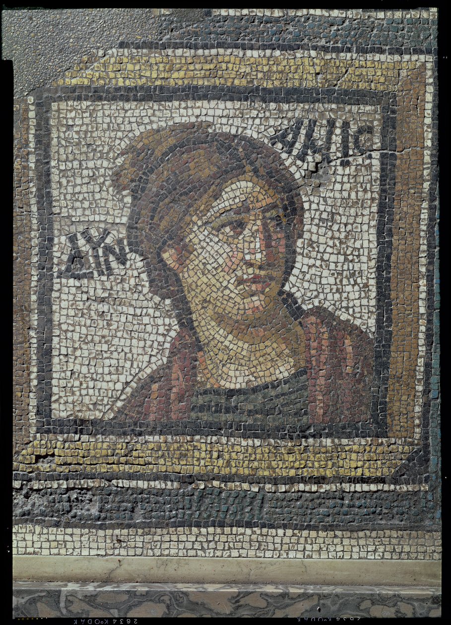 Női portré, az évszakokat és a vadászjeleneteket ábrázoló mozaikjárda részlete a római daphnei Constantinian-villából, i.sz. 325-330 körül (márvány, mészkő és üvegmozaik) alkotó: Unbekannt