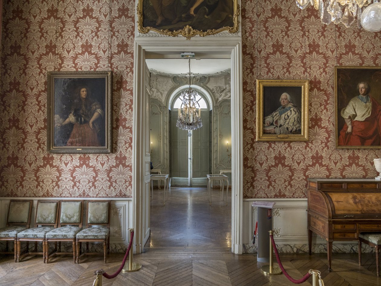 Férfiportrék, köztük Armand Gaston de Rohan (1674-1749), bíborosi kosztümben, Hyacinthe Rigaud (1659-1743) festménye. A herceg nagy kabinetje, Germain Boffrand (1667-1754) építész. Hotel de Soubise, Párizs alkotó: Unbekannt