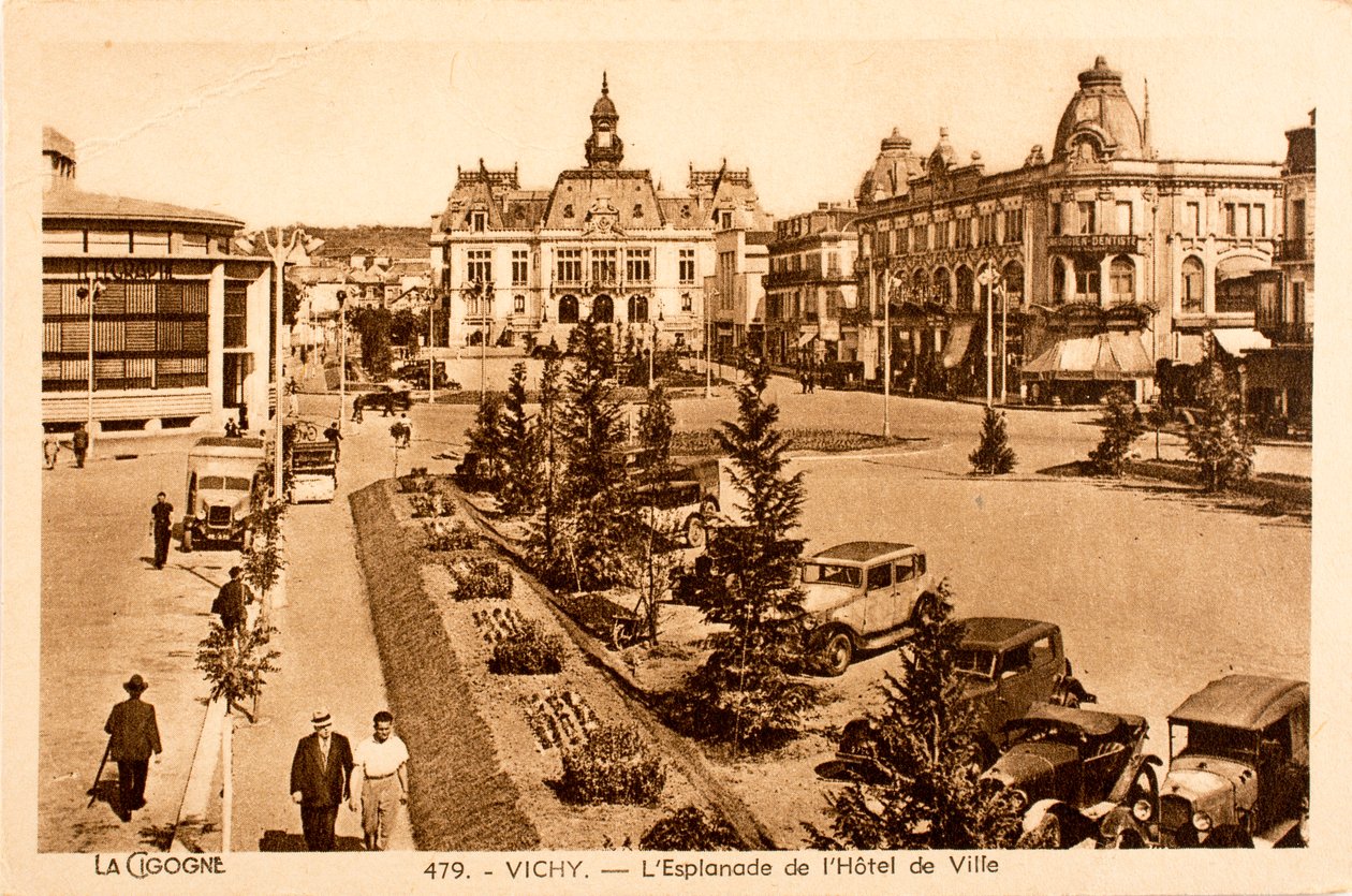 Képeslap/The Town Hall Esplanade/Vichy/Allier/Auvergne/Franciaország alkotó: William M. Timlin