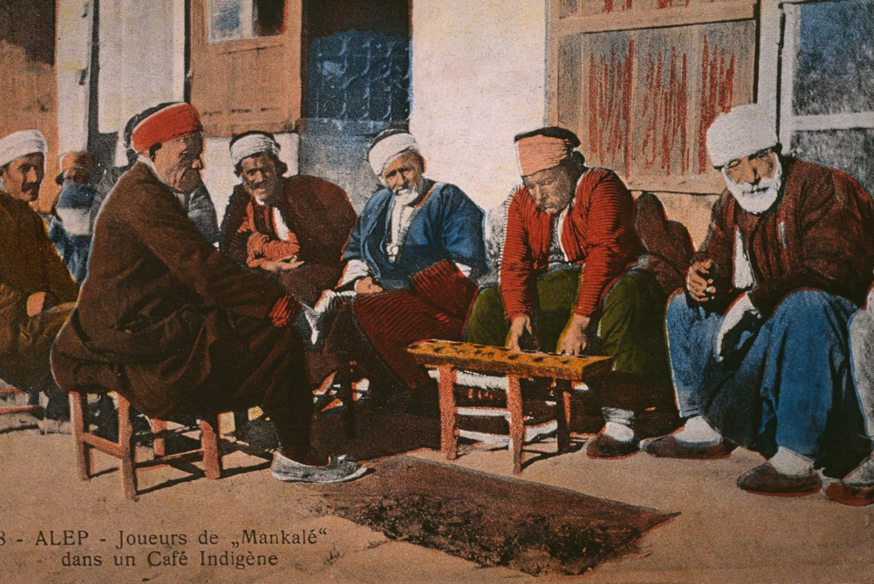 Mancala játékosokat ábrázoló képeslap egy kávézóban Aleppóban, Szíriában, 1920 körül (színes fotolit) alkotó: Unbekannt