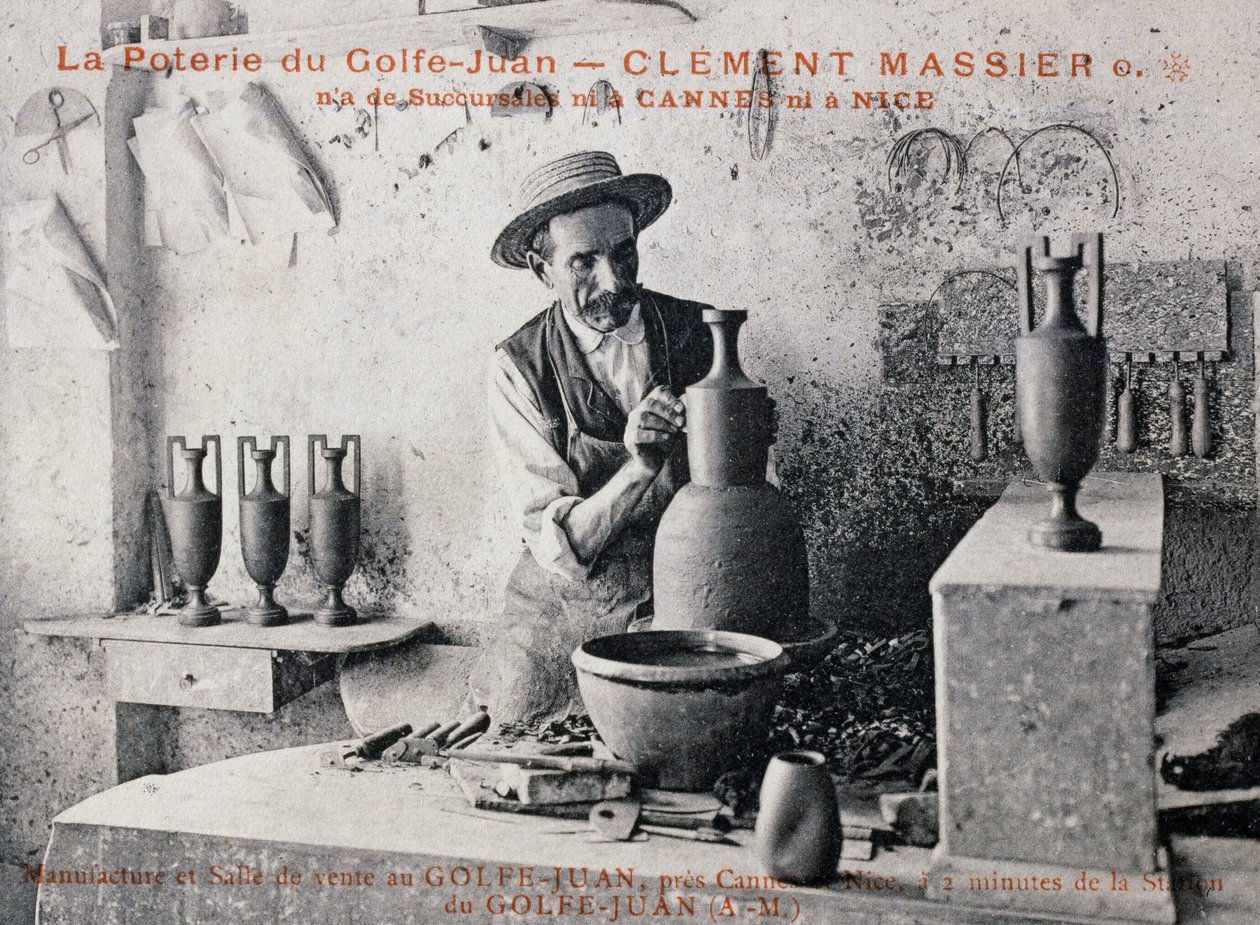 Képeslap Clement Massier-vel (1844-1917), Poterie de Golf-Juan fazekasmesterével, aki műtermében dolgozik, Franciaország, XX. század alkotó: William M. Timlin