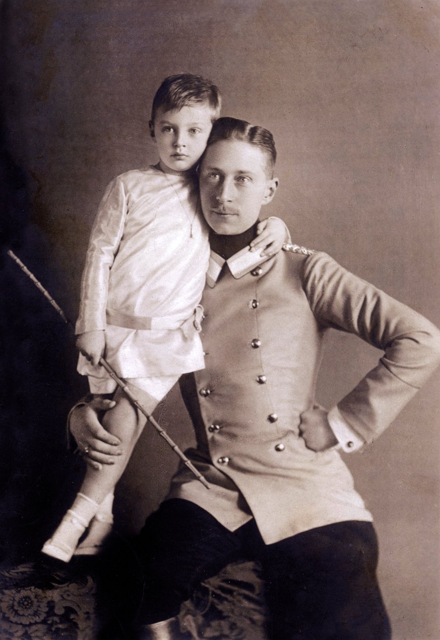 Hohenzollern Vilmos herceg (1882-1951), más néven trónörökös, II. Vilmos császár fia, legidősebb fiával, akit szintén Vilmosnak hívnak, Selle und Kuntze fotója. alkotó: Unbekannter Künstler