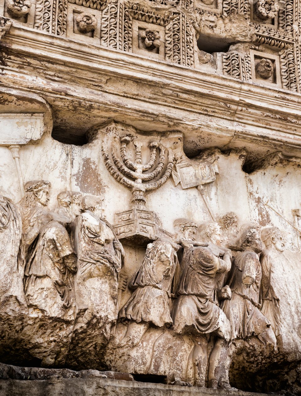 Felvonulási tabló a Titusz-íven, Forum Romanum, Róma, Olaszország (f/w fotó) alkotó: Unbekannt