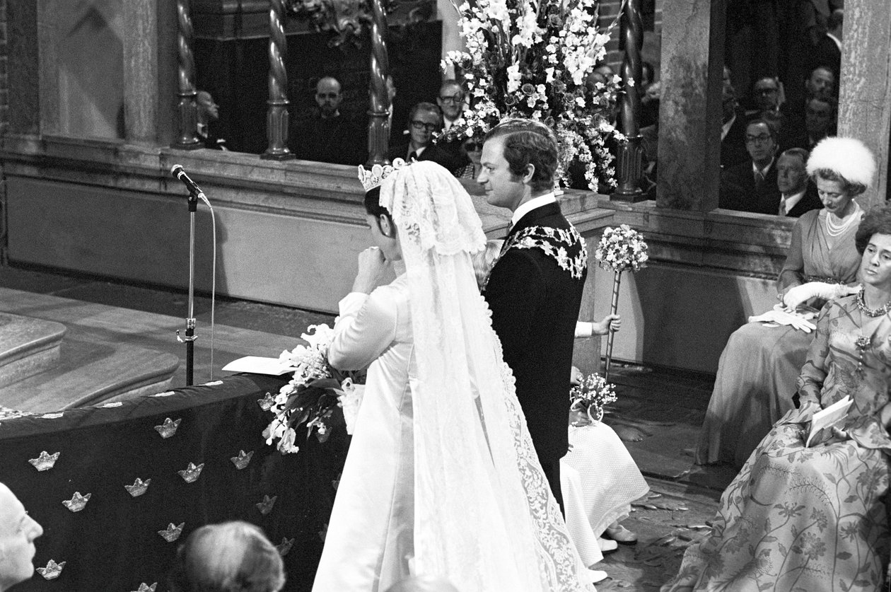 Silvia királynő és XVI. Károly Gusztaf király az esküvői szertartáson a stockholmi Storkyrkanban alkotó: Unbekannter Künstler