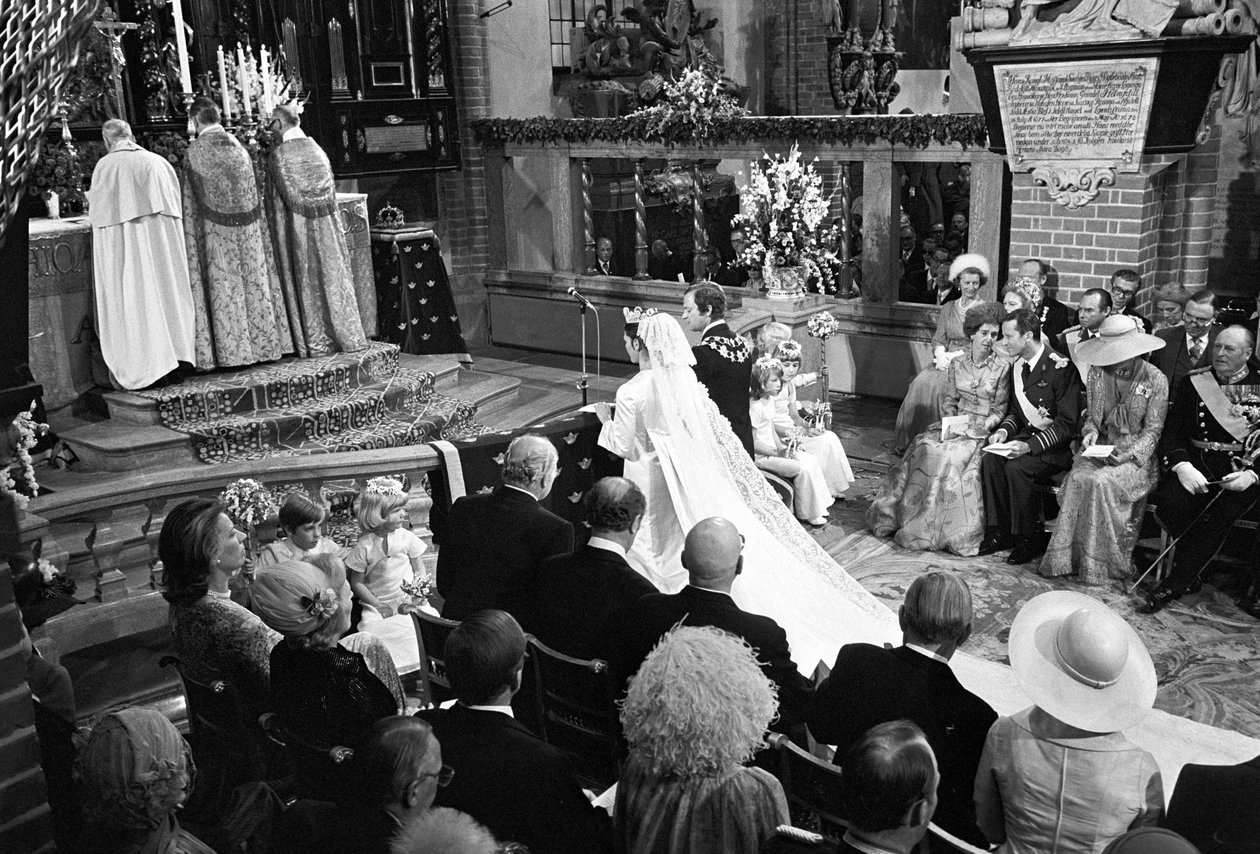 Silvia királynő és XVI. Károly Gusztaf király az esküvői szertartáson a stockholmi Storkyrkanban alkotó: Unbekannter Künstler