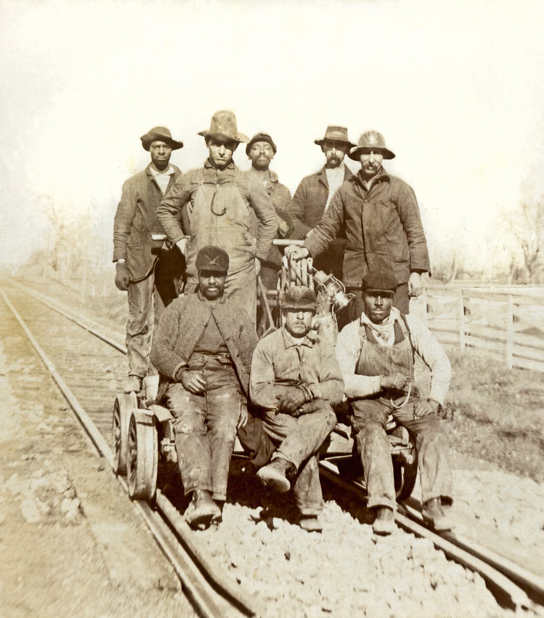 Railroad Workers, Gallatin, Tennessee, 1895 körül (f/w fotó) alkotó: William M. Timlin