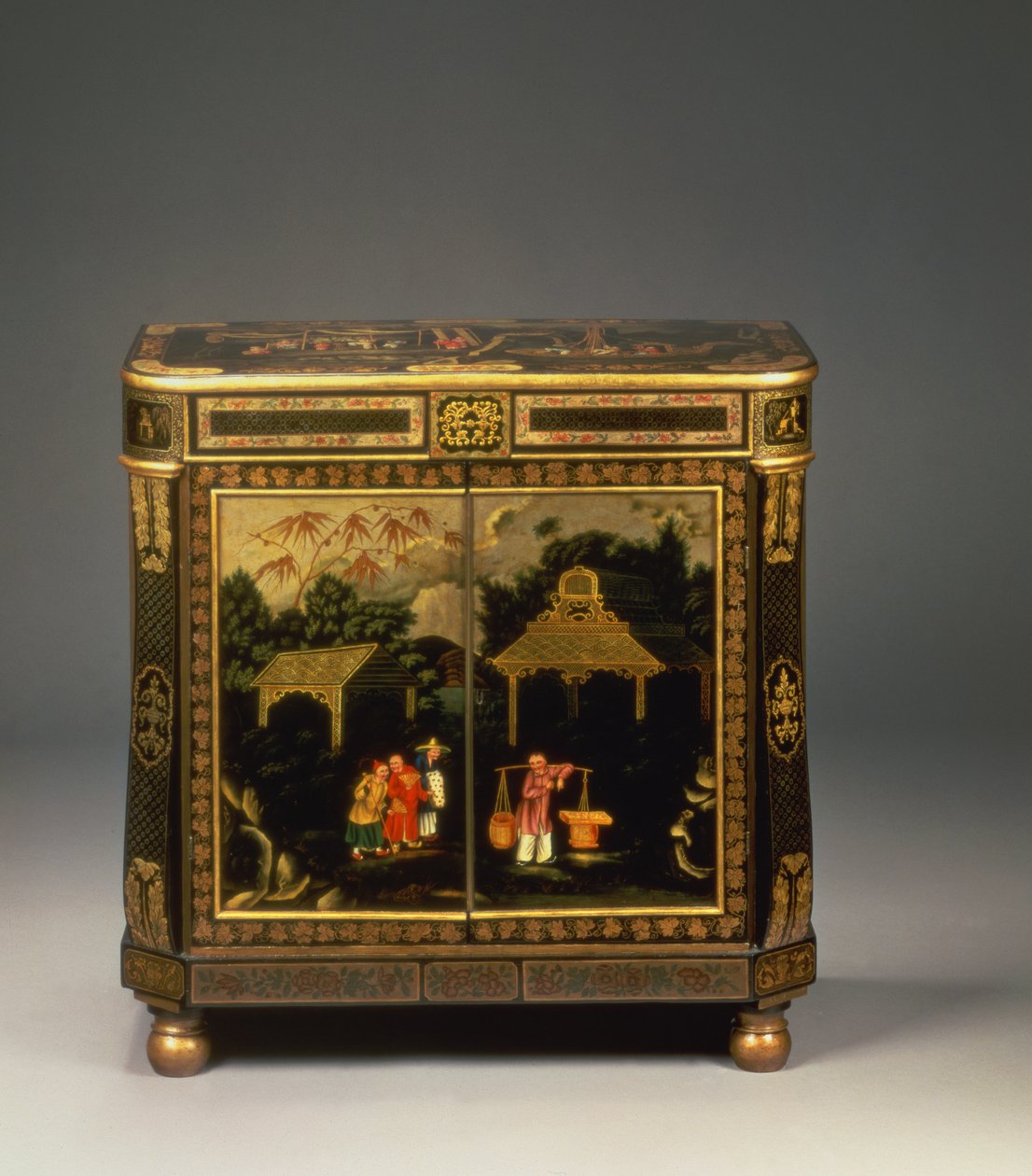 Regency tole peinte fekete japán oldalszekrény, kereskedők alakjaival festett bejárati ajtókkal egy tájban, ritka, 1815 körül (japán ón) (lásd még: 66992) alkotó: Unbekannt
