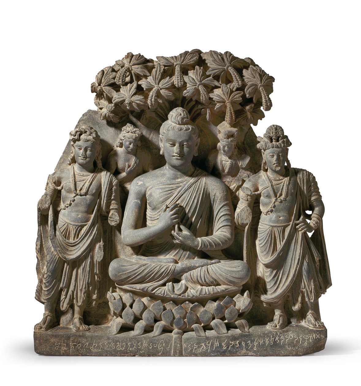Sákjamuni Buddha domborműhármasa bódhiszattvákkal, 3-4. század (szürke pala) alkotó: Unbekannter Künstler
