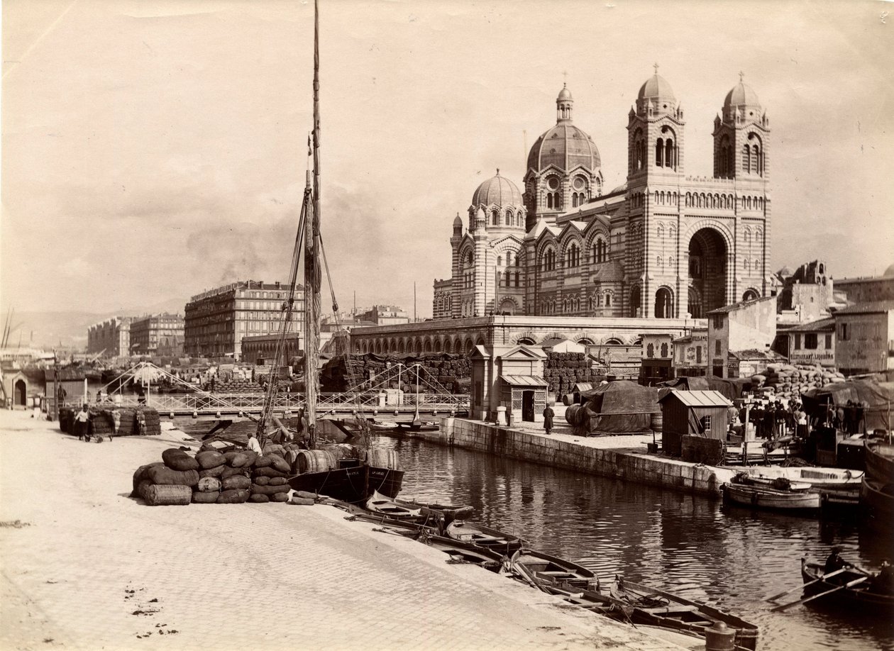 Vallási építészet: Leon Vaudoyer (1803-1872) építész tervei alapján 1852 és 1893 között épült Sainte Marie Maggiore (Sainte-Marie-Maggiore) bazilika székesegyházának külső képe. Marseille, Bouches du Rhone (13), a bég cenotípusa alkotó: William M. Timlin