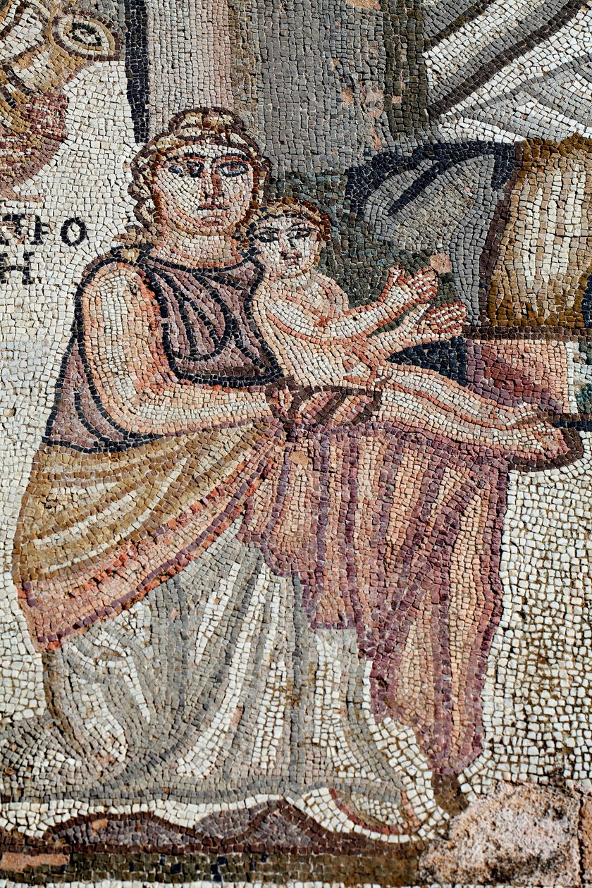Az újszülött Akhilleusz ábrázolása ápolónőjével, Anatrophe-val - Részlet az Achilles első fürdőjét ábrázoló panelről - Paphos mozaikok, thesus villája Kr.u. 5. század - Ciprus - Achilles nouveau ne avec sa nourrice, Anatrophe - Részlet a alkotó: Unbekannt