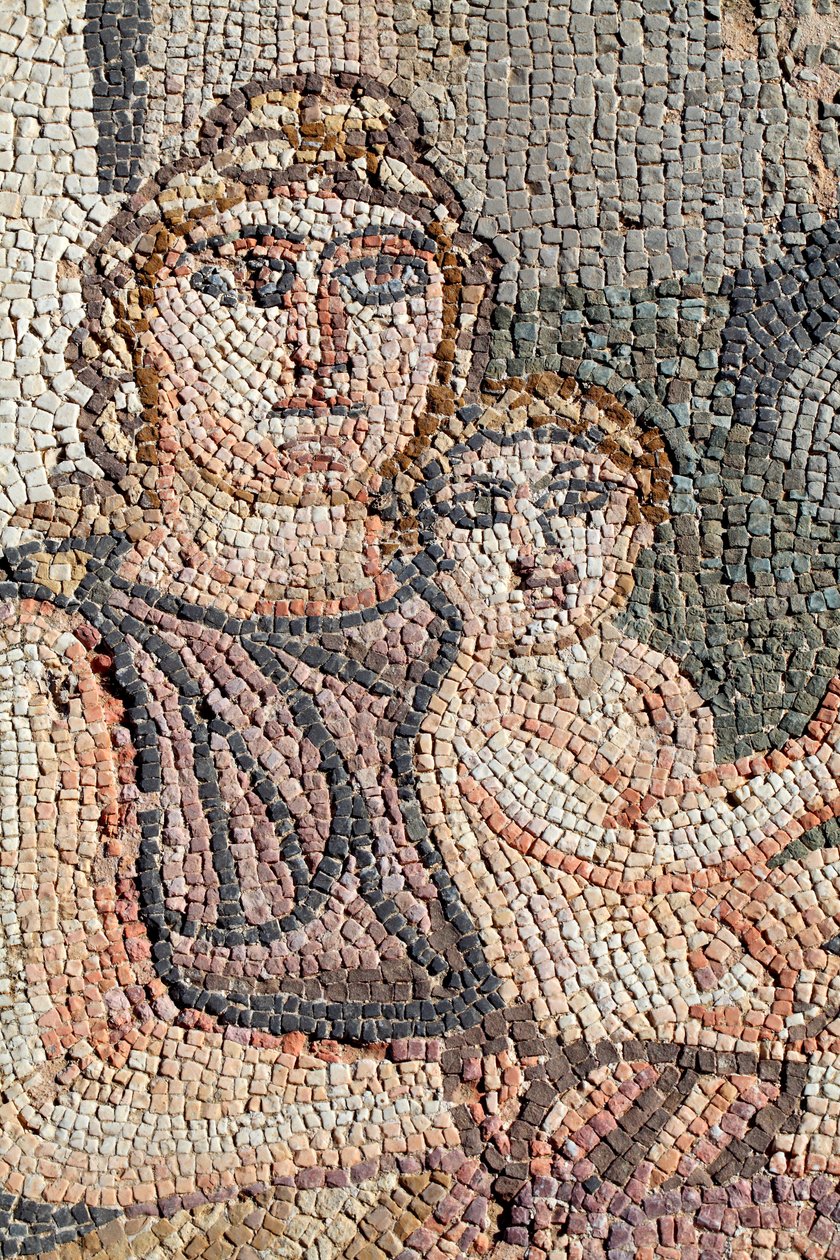 Az újszülött Achilles ábrázolása ápolónőjével, Anatrophe - Részlet az első Achillesfürdőt ábrázoló panelről - Paphos Mosaics, thesus villája Kr.u. 5. század - Ciprus - Achilles nouveau ne avec sa nourrice, Anatrophe - Részlet a alkotó: Unbekannt