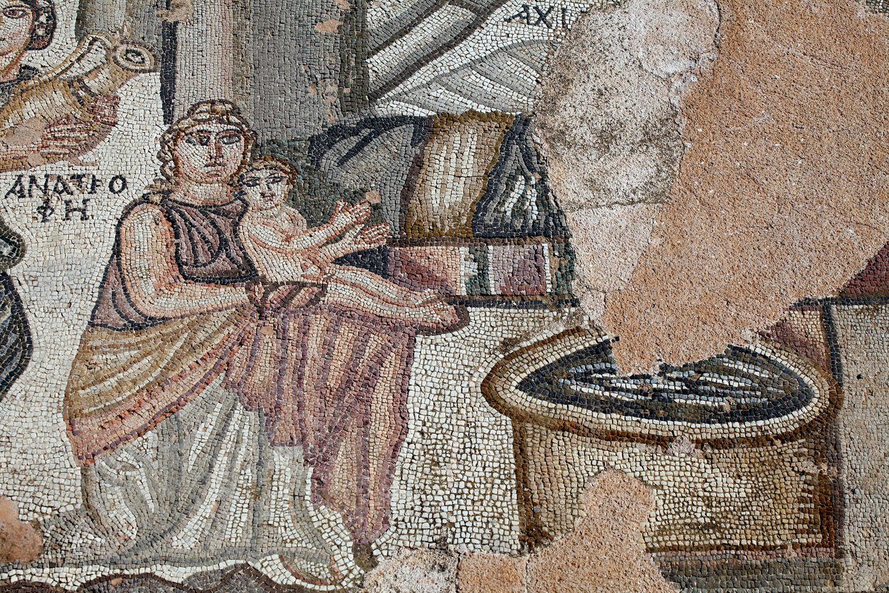 Az újszülött Akhilleusz ábrázolása ápolónőjével, Anatrophe-szal és Ambrosiával, az istenek táplálékának és halhatatlanságának jelképe, aranykorsóban vizet hozva - Részlet az Akhilleusz első fürdőjét ábrázoló tablóról - Paphos mozaikok, Thészeusz villája, 5 alkotó: Unbekannt