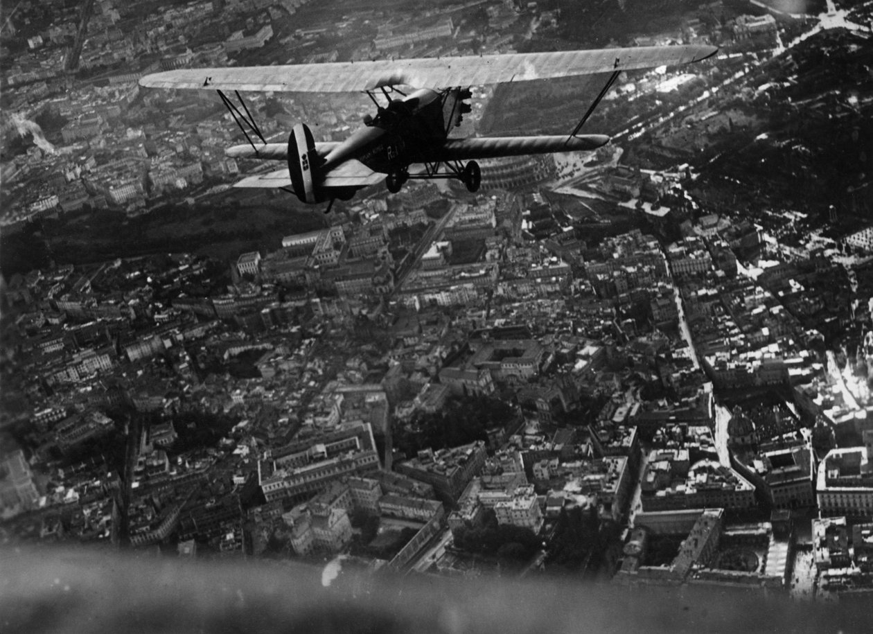 Róma (Olaszország), 1930 körül: Italo Balbo (1896-1940) olasz légiközlekedési miniszter egy „Ro1” kétfedelű repülőgépen repül a város felett a Salon du Tourisme felavatása alkalmából tartott légi bemutató során – Róma, Olaszország, 1930 körül: Olaszország  alkotó: William M. Timlin