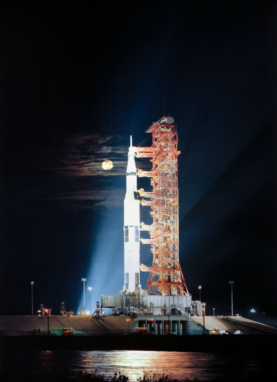 Reflektorfények világítják meg ezt az éjszakai jelenetet a floridai Kennedy Űrközpont 39-es rajtkomplexumában, a Pad A-nál, az Apollo 17 (Spacecraft 114/Lunar Module 12/Saturn 512) űrjárművet a kilövés előtti előkészületek alatt. alkotó: Unbekannt