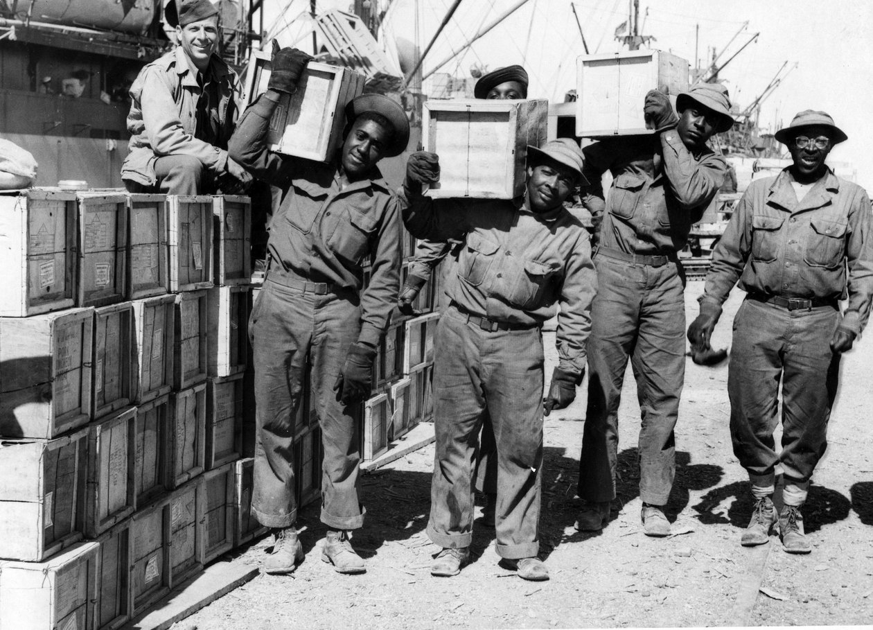 Második világháború (1939-1945) – Közel-Kelet 1943. április: Egy kikötőben az amerikai hadsereg kikötői zászlóaljának tagjai afro-amerikaiakból kirakodnak katonai felszerelést. alkotó: Unbekannt