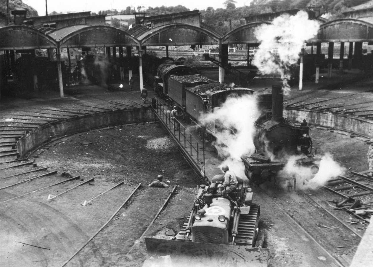 Második világháború (1939-1945) – II. világháború (II. vagy 2. világháború): Cherbourg (Manche) Franciaország 1944. július: Az amerikai hadsereg dzsinnek katonái francia vasutasok segítségével helyreállítják a vasúti rotundát alkotó: Unbekannt