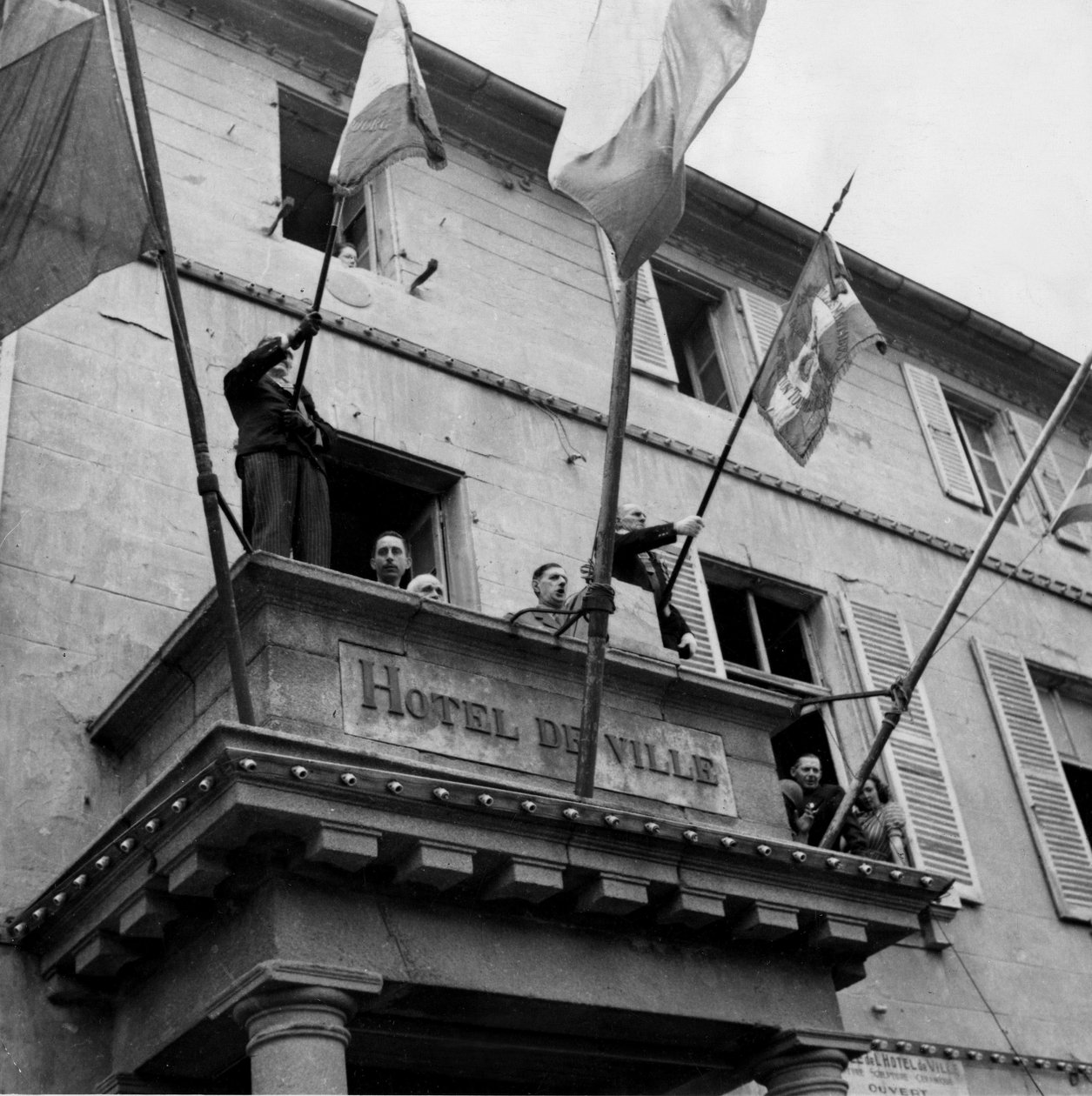 Második világháború (1939-1945) – II. világháború (II vagy WW2): Cherbourg (Manche) Franciaország 1944. augusztus 20.: Látogatása során De Gaulle tábornok (a Comite de Liberation Nationale elnöke) beszédet mond a Hotel de erkélyén. Ville aux Cherbourgeois. alkotó: Unbekannt