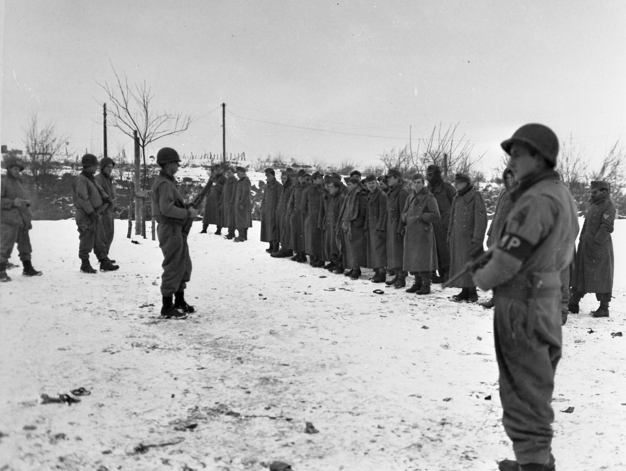 Második világháború (1939-1945) – II. világháború (II. vagy WW2): Bastogne közelében (Belgium) 1944. december 28.: Német katonákat fogságba esett a 6. DB US alkotó: Unbekannt