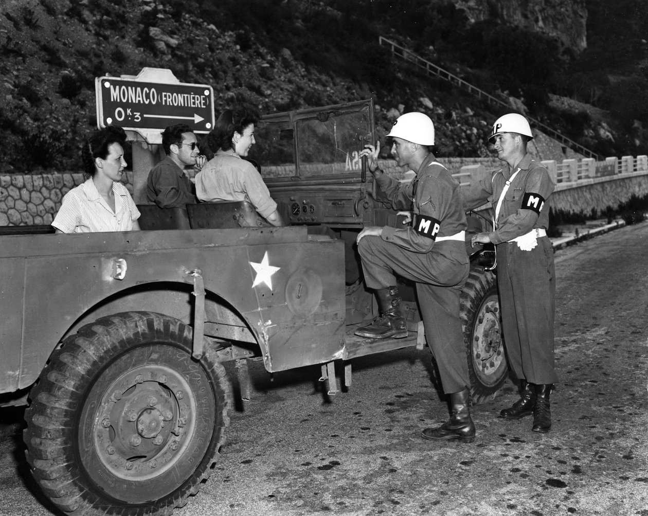 Második világháború (1939-1945) – II. világháború (II. vagy 2. világháború): Monaco francia riviéra közelében, 1945. június 30.: Két szabadságon lévő Wac és az US Riviera szabadidős terület (USRRA) vendégei megbeszélést folytatnak az amerikai hadsereg két  alkotó: Unbekannt