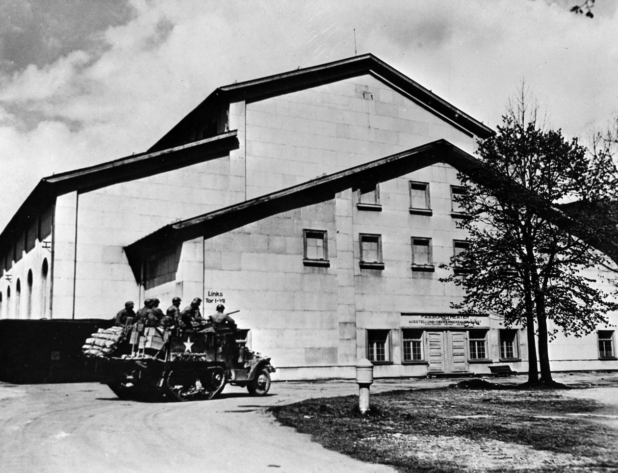 Második világháború (1939-1945) – II. világháború (II vagy WW2): Ober Ammergau (Németország) április 29. alkotó: Unbekannt