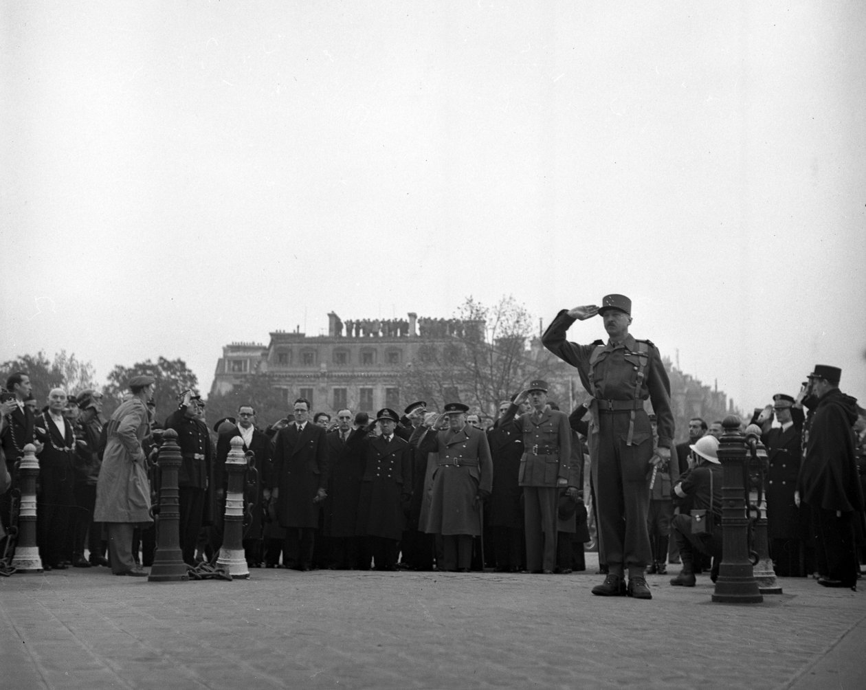 Második világháború (1939-1945) – II. világháború (II. vagy 2. világháború): Párizs (Franciaország) 1944. november 11.: Az 1918-as fegyverszünet ünneplése alatt Winston Churchill brit miniszterelnök és De Gaulle tábornok, akik most helyeztek el koszorút vi alkotó: Unbekannt