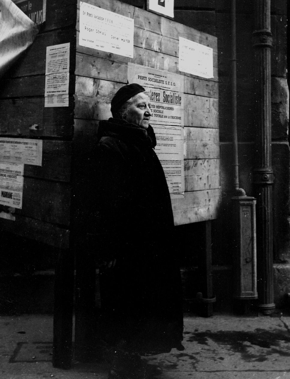 Második világháború (1939-1945) – II. világháború (II. vagy WW2): Párizs (Franciaország) 1945. április 29.: Egy párizsi nő a választási táblák előtt idősödött az önkormányzati választásokon. A CFLN 1944. április 21-i határozatával a francia nők először sza alkotó: Unbekannt
