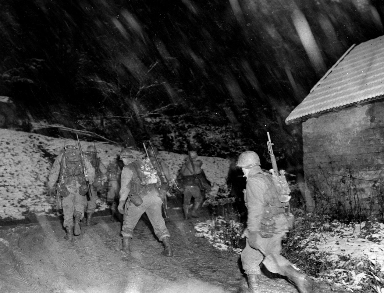 Második világháború (1939-1945) – II. világháború (II vagy WW2): Langefosse régió (Vogézek) 1944. november: Az amerikai 7. hadsereg 36. DI 142. RI gyalogosai visszatérnek a vonalakból hóvihar alatt alkotó: Unbekannt