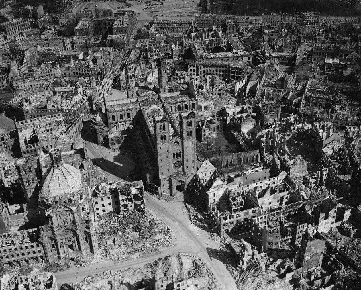 Második világháború (1939-1945) – II. világháború (II vagy WW2): Wurzburg (Németország) április 11. alkotó: Unbekannt