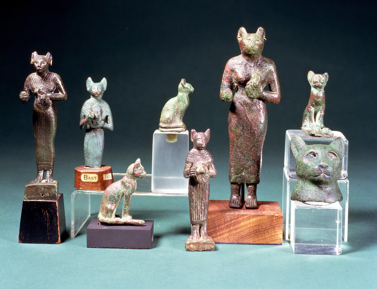 Több Bast macskaistennő szobra és ugyanazt az istennőt ábrázoló macskafigurák, egyiptomi, késői időszak, ie 664-300 körül (bronz) alkotó: Unbekannt